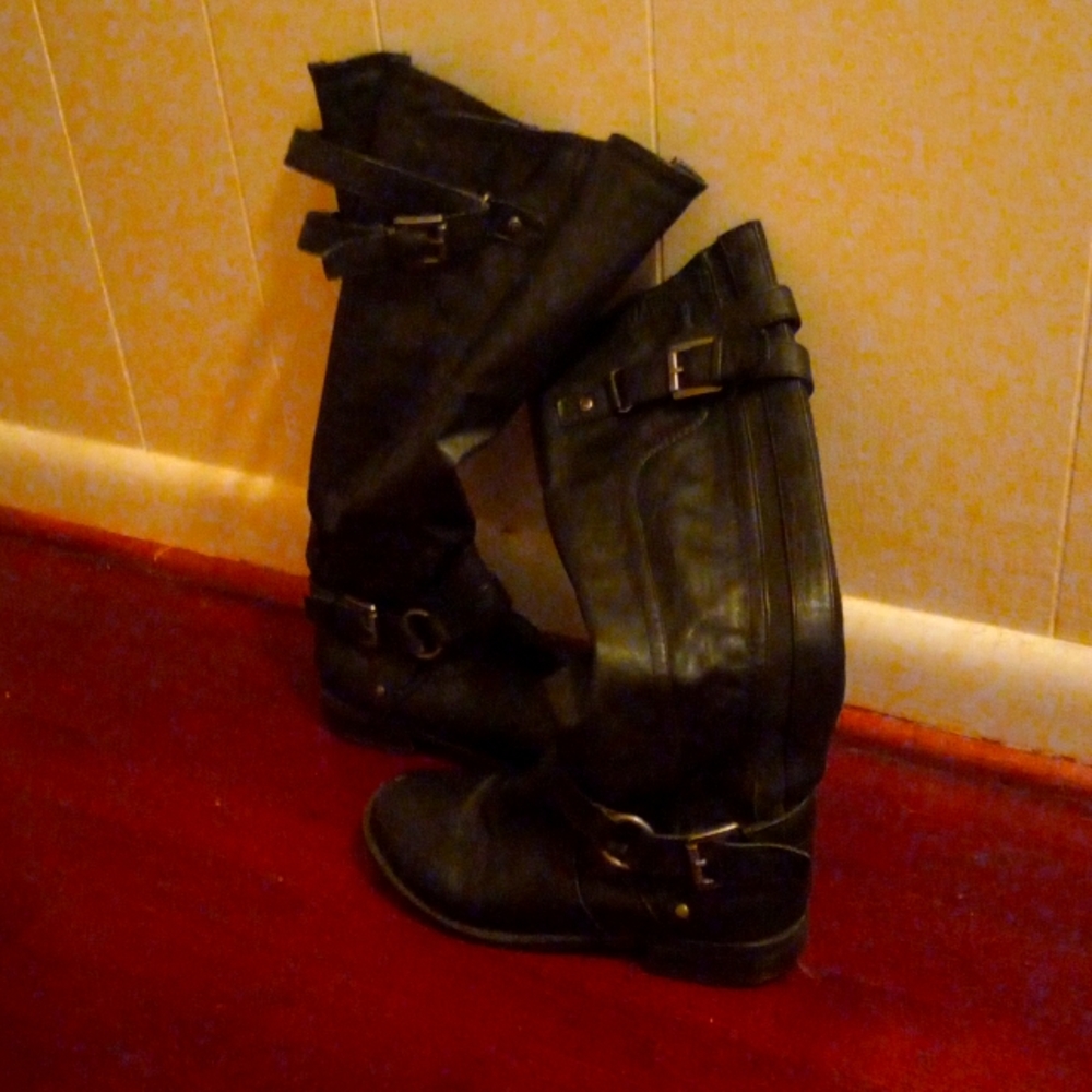 Calf high leather boots